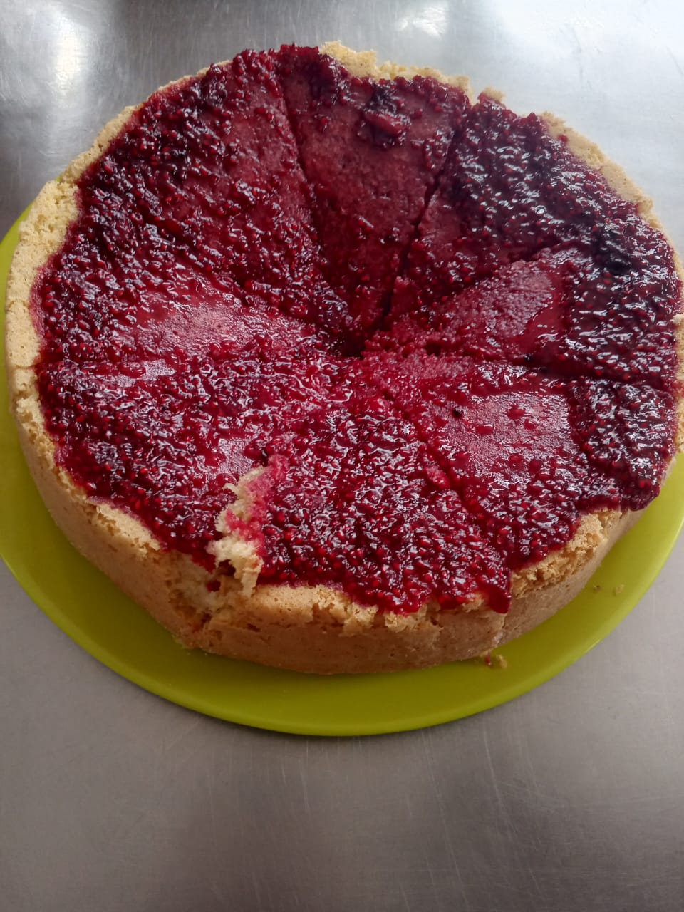 Torta de naranja con couli de mora